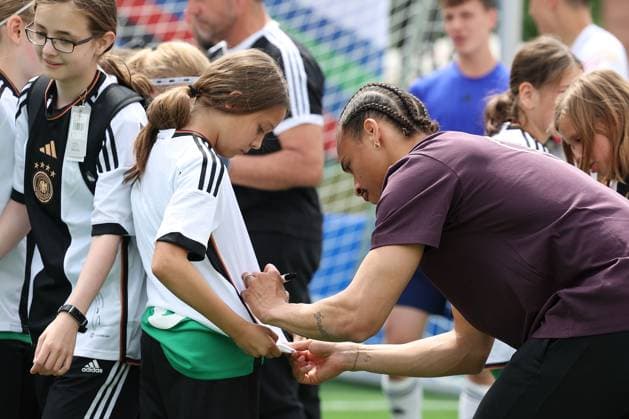 Frankfurt am Main, am 14. Juni 2923 Pressetermin UEFA EURO, EM, Europameisterschaft,Fussball 2024 One Year To Go Hauptwache an der Katharinenkirche in Frankfurt am Main v.l., Leroy SanÃ gibt Autogramme Copyright: JoaquimxFerreira