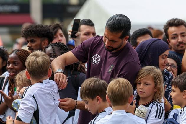 Frankfurt am Main, am 14. Juni 2923 Pressetermin UEFA EURO, EM, Europameisterschaft,Fussball 2024 One Year To Go Hauptwache an der Katharinenkirche in Frankfurt am Main v.l., Emre Can gibt Autogramme, macht Selfie s mit den Fans Copyright: JoaquimxFerreira