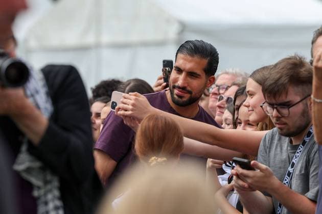 Frankfurt am Main, am 14. Juni 2923 Pressetermin UEFA EURO, EM, Europameisterschaft,Fussball 2024 One Year To Go Hauptwache an der Katharinenkirche in Frankfurt am Main v.l., Emre Can gibt Autogramme, macht Selfie s mit den Fans Copyright: JoaquimxFerreira