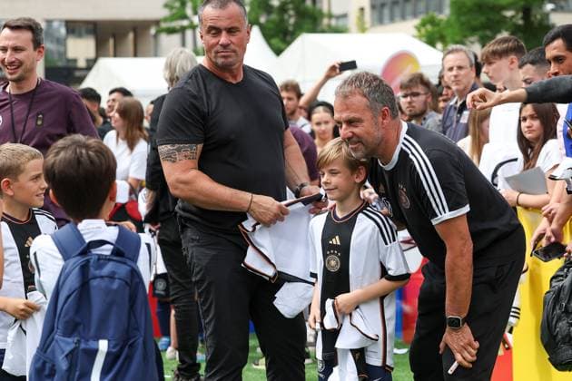 Frankfurt am Main, am 14. Juni 2923 Pressetermin UEFA EURO, EM, Europameisterschaft,Fussball 2024 One Year To Go Hauptwache an der Katharinenkirche in Frankfurt am Main v.l., Leroy SanÃ gibt Autogramme Copyright: JoaquimxFerreira