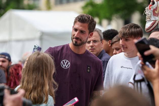 Frankfurt am Main, am 14. Juni 2923 Pressetermin UEFA EURO, EM, Europameisterschaft,Fussball 2024 One Year To Go Hauptwache an der Katharinenkirche in Frankfurt am Main v.l., Torhüter Kevin Trapp gibt Autogramme, macht Selfies mit den Fans Copyright: JoaquimxFerreira