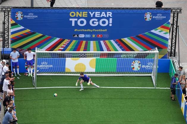 Frankfurt am Main, am 14. Juni 2923 Pressetermin UEFA EURO, EM, Europameisterschaft,Fussball 2024 One Year To Go Hauptwache an der Katharinenkirche in Frankfurt am Main v.l., Torschiessen in der Hauptwache, Logo One Year To Go Copyright: JoaquimxFerreira