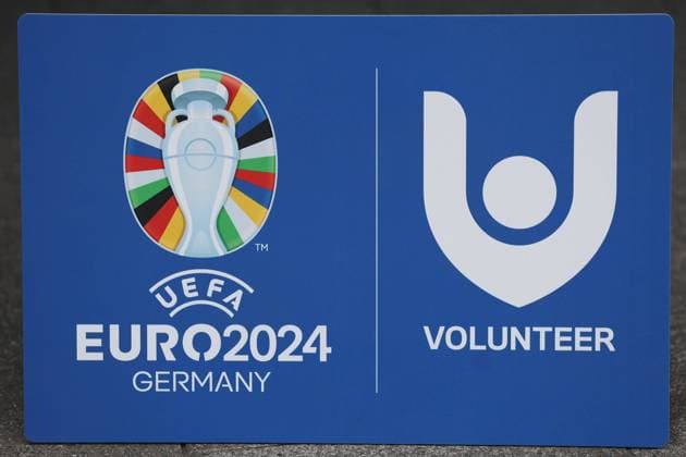 Frankfurt am Main, am 14. Juni 2923 Pressetermin UEFA EURO, EM, Europameisterschaft,Fussball 2024 One Year To Go Hauptwache an der Katharinenkirche in Frankfurt am Main v.l., Logo UEFA Euro 2024 Volunteer Copyright: JoaquimxFerreira
