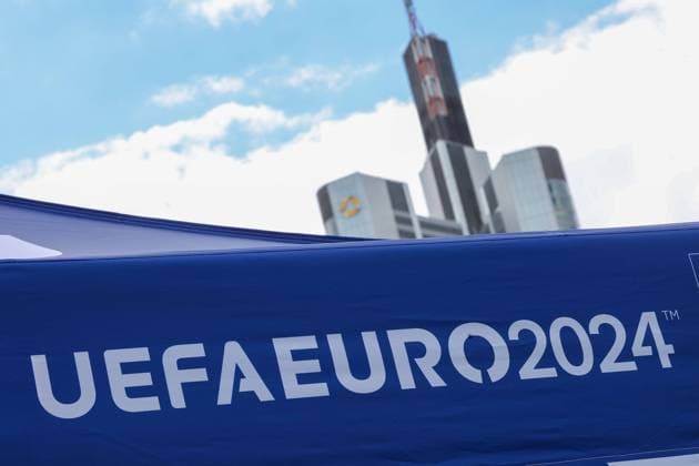 Frankfurt am Main, am 14. Juni 2923 Pressetermin UEFA EURO, EM, Europameisterschaft,Fussball 2024 One Year To Go Hauptwache an der Katharinenkirche in Frankfurt am Main v.l., Logo UEFA Euro 2024, im Hintergrund Frankfurter Skyline Copyright: JoaquimxFerreira
