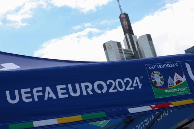 Frankfurt am Main, am 14. Juni 2923 Pressetermin UEFA EURO, EM, Europameisterschaft,Fussball 2024 One Year To Go Hauptwache an der Katharinenkirche in Frankfurt am Main v.l., Logo UEFA Euro 2024, im Hintergrund Frankfurter Skyline Copyright: JoaquimxFerreira