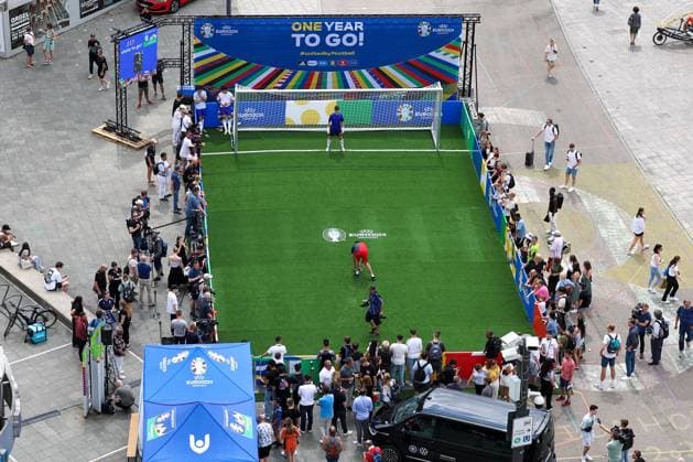 Frankfurt am Main, am 14. Juni 2923 Pressetermin UEFA EURO, EM, Europameisterschaft,Fussball 2024 One Year To Go Hauptwache an der Katharinenkirche in Frankfurt am Main v.l., Torschiessen in der Hauptwache, Logo One Year To Go Copyright: JoaquimxFerreira
