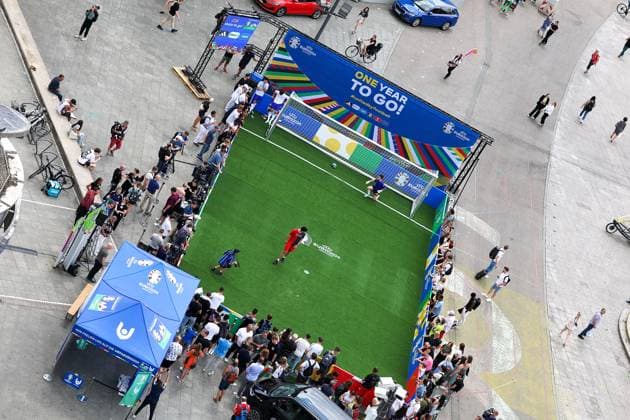 Frankfurt am Main, am 14. Juni 2923 Pressetermin UEFA EURO, EM, Europameisterschaft,Fussball 2024 One Year To Go Hauptwache an der Katharinenkirche in Frankfurt am Main v.l., Torschiessen in der Hauptwache, Logo One Year To Go Copyright: JoaquimxFerreira