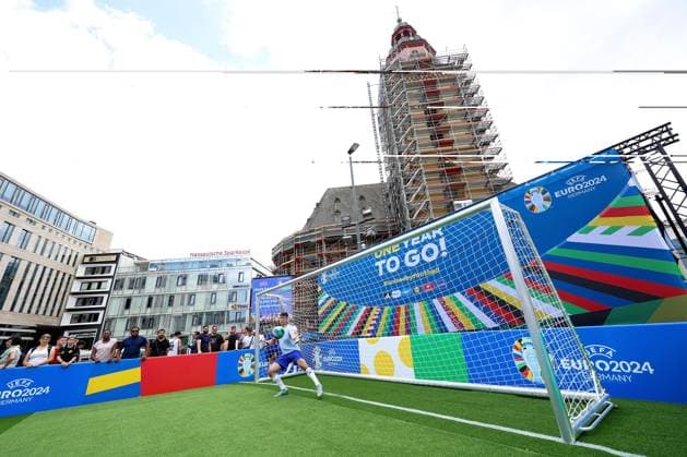 Frankfurt am Main, am 14. Juni 2923 Pressetermin UEFA EURO, EM, Europameisterschaft,Fussball 2024 One Year To Go Hauptwache an der Katharinenkirche in Frankfurt am Main v.l., Torschiessen in der Hauptwache, Logo One Year To Go , im Hintergrund die Katharinenkirche Copyright: JoaquimxFerreira