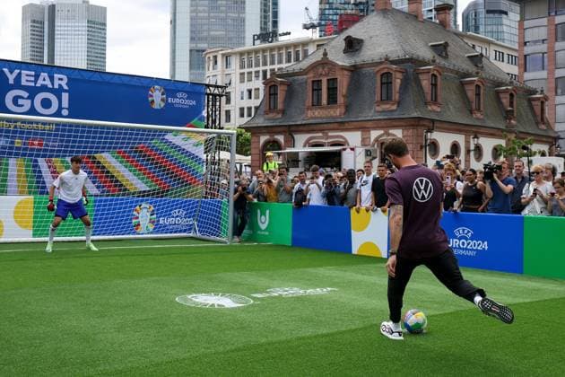 Frankfurt am Main, am 14. Juni 2923 Pressetermin UEFA EURO, EM, Europameisterschaft,Fussball 2024 One Year To Go Hauptwache an der Katharinenkirche in Frankfurt am Main v.l., Kevin Trapp als Stürmer, schiesst aufs Tor Copyright: JoaquimxFerreira