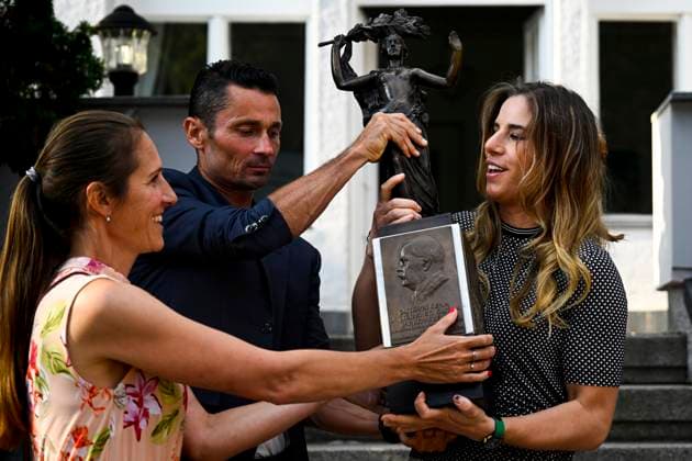 Sport Bilder des Tages Czech skier and snowboarder Ester Ledecka, right, receives the Jiri Stanislav Guth Jarkovsky Award in Prague, Czech Republic, June 14, 2023. Three-time Olympic champion Ester Ledecka won the Jiri Stanislav Guth-Jarkovsky Award for the most valuable performance of the year for the second time in her career. (CTKxPhoto OndrejxDeml) CTKPhotoP2023061408467  CTKPhotoP2023061408467