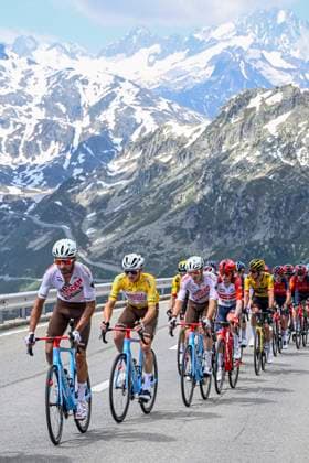 Bilder des Jahres 2023, Sport 06 Juni Sport Themen der Woche KW24 Sport Bilder des Tages LA PUNT, SWITZERLAND - JUNE 15 : Gall Felix (AUT) of AG2R Citroen Team in the peloton during stage 5 of the 86th edition of the 2023 Tour de Suisse cycling race 2.UWT, a stage of 211 kms with start in Fiesch and finish in La Punt on June 15, 2023 in La Punt, Switzerland, 15 06 2023 ( Motordriver Kenny Verfaillie - Tour de Suisse 2023 - Stage 5 PhotoNews Panoramic 