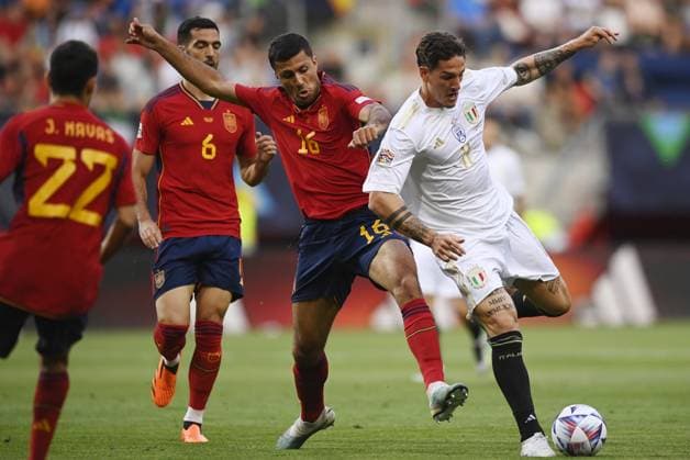 Foto Fabio Ferrari LaPresse 15 Giugno 2023 - Enschede, Paesi Bassi - calcio - Spagna v Italia - Uefa Nations League - Semi-finale - FC Twente Stadion-Enschede. Nella foto: Rodri (Spain) Nicol& xf2; Zaniolo (Italy) June 15, 2023 Enschede, Netherland - sport, calcio - Spain v Italy - Uefa Nations League - Semi-finale - FC Twente Stadion-Enschede. In the pic: Rodri (Spain) Nicol& xf2; Zaniolo (Italy)  Copyright: xFabioxFerrari LaPressex