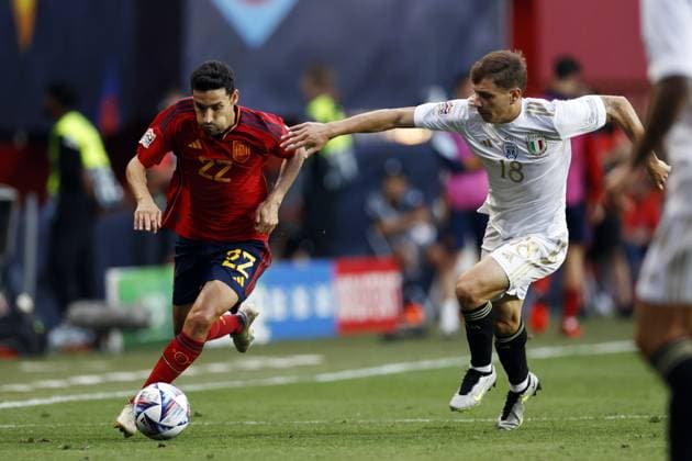 ENSCHEDE - (lr) Jesus Navas of Spain, Nicolo Barella of Italy during the UEFA Nations League semifinal match between Spain and Italy at Stadion De Grolsch Veste on June 15, 2023 in Enschede, Netherlands. ANP MAURICE VAN STONE UEFA Nations League - Semi Final 2023 xVIxANPxSportx xxANPxIVx 471693283 originalFilename: 471693283.jpg