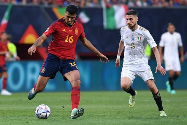 Fußball UEFA Nations League Halbfinale Spanien - Italien am 15.06.2023 in De Grolsch Veste in Enschede Rodri ( Spanien ), links - Jorginho ( Italien ), rechts