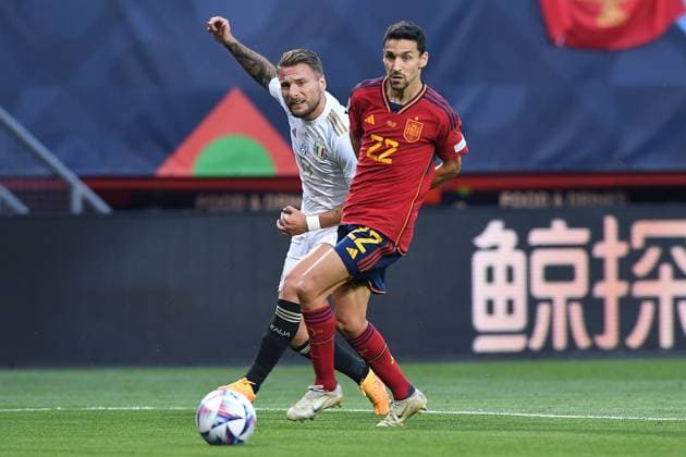 Fußball UEFA Nations League Halbfinale Spanien - Italien am 15.06.2023 in De Grolsch Veste in Enschede Francisco Isco Alarcon ( Spanien ), vorne - Ciro Immobile ( Italien ), hinten