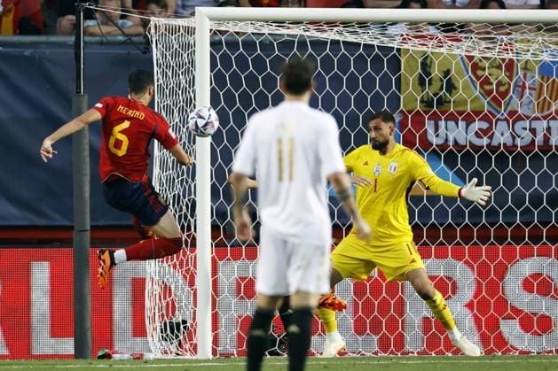 ENSCHEDE - (lr) Mikel Merino of Spain, Italy goalkeeper Gianluigi Donnarumma during the UEFA Nations League semifinal match between Spain and Italy at Stadion De Grolsch Veste on June 15, 2023 in Enschede, Netherlands. ANP MAURICE VAN STONE UEFA Nations League - Semi Final 2023 xVIxANPxSportx xxANPxIVx 471694311 originalFilename: 471694311.jpg