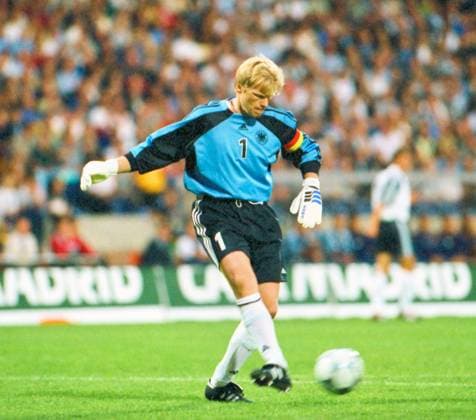 RECORD DATE NOT STATED Aus Freundschafts-Länderspiel Deutschland - Spanien 4:1 am 16.08.2000 im Niedersachsenstadion zu Hannover. Im Foto: TW Oliver Kahn *** From friendly international match Germany Spain 4 1 on 16 08 2000 in Niedersachsenstadion to Hannover In photo TW Oliver Kahn