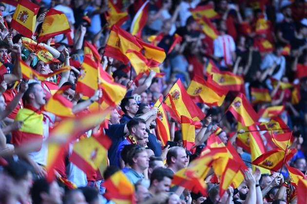 Fußball UEFA Nations League Halbfinale Spanien - Italien am 15.06.2023 in De Grolsch Veste in Enschede Fahnen im spanischen Fanblock