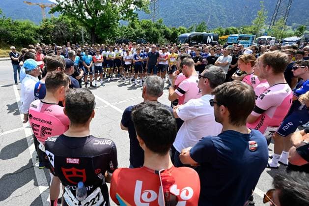 Bilder des Jahres 2023, Sport 06 Juni Sport Themen der Woche KW24 Sport Bilder des Tages OBERWIL-LIELI, SWITZERLAND - JUNE 16 : Senn Olivier race director of Tour de Suisse pictured talking to the riders and staff members after the death of Mader Gino (SUI) of Bahrain - Victorious, who crashed in stage 5, pictured during stage 6 of the 86th edition of the 2023 Tour de Suisse cycling race 2.UWT, a stage with start in Chur and finish in Oberwil-Lieli on June 16, 2023 in Oberwil-Lieli, Switzerland, 16 06 2023 ( Motordriver Kenny Verfaillie - Tour de Suisse 2023 - Stage 6 PhotoNews Panoramic 