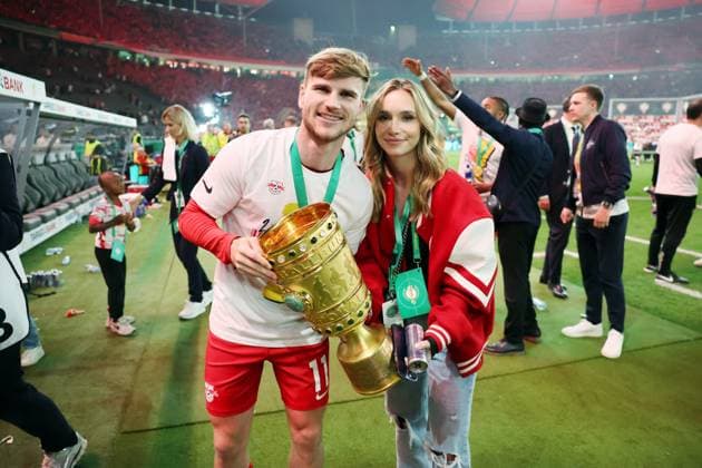 03.06.23 DFB-Pokal Finale RB Leipzig - Eintracht Frankfurt Deutschland, Berlin, 03.06.2023, Fussball, DFB-Pokal, Finale, RB Leipzig - Eintracht Frankfurt: Timo Werner (RB Leipzig) mit dem DFB-Pokal Trophäe und Freundin Paula Lense.