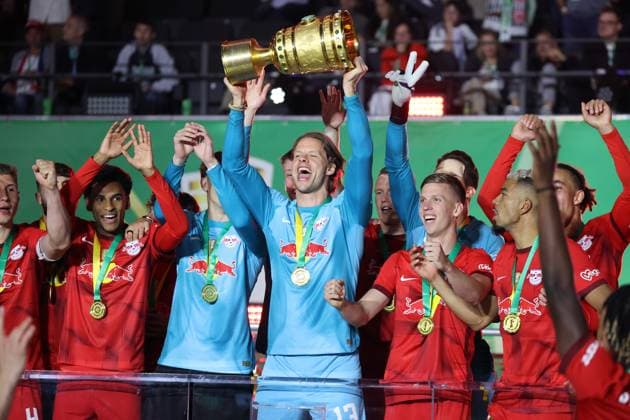 03.06.23 DFB-Pokal Finale RB Leipzig - Eintracht Frankfurt Deutschland, Berlin, 03.06.2023, Fussball, DFB-Pokal, Finale, RB Leipzig - Eintracht Frankfurt: Örjan Nyland (RB Leipzig) mit dem DFB-Pokal Trophäe. *** 03 06 23 DFB Pokal final RB Leipzig Eintracht Frankfurt Germany, Berlin, 03 06 2023, football, DFB Pokal, final, RB Leipzig Eintracht Frankfurt Örjan Nyland RB Leipzig with the DFB Pokal trophy