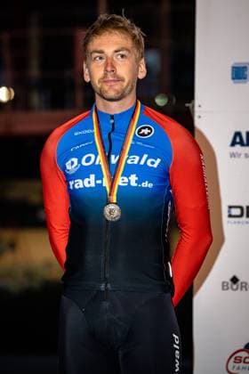 REINHARDT Theo: DM Bahn 2023 - Cottbus REINHARDT Theo ( GER ) rad-net Oßwald Second Place - Award Ceremony - Medal Ceremony - Podium - Hochformat - Hoch - Vertikal - Portrait - Event Veranstaltung: DM Bahn 2023 - Deutsche Meisterschaft - Category Kategorie: Cycling - Track cycling, Rad, Radsport, Bahnrad, Bahn National Championship - Elite Mern - Location Ort: Europe Germany - Brandenburg - Cottbus - Discipline: Individual Pursuit - Distance: 4000 m - Date Datum: 14.06.2023 Wednesday Day 1 -