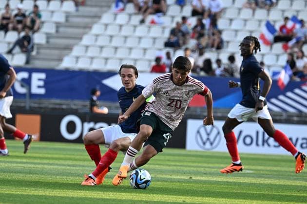 Maxence Caqueret (france) vs Denzell Garcia (mexique) FOOTBALL : France Espoirs vs Mexique - Match amical - 16 06 2023 FredericChambert Panoramic 