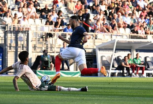 Amine Gouiri (france) vs Oscar Villa (mexique) FOOTBALL : France Espoirs vs Mexique - Match amical - 16 06 2023 FredericChambert Panoramic 