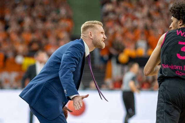 Tuomas Iisalo (Telekom Baskets Bonn, Headcoach). und Tyson Ward (Telekom Baskets Bonn, 03), GER, Ratiopharm Ulm vs. Telekom Baskets Bonn, Basketball, Bundesliga, Playoffs, Finale, Spiel 4, Best of 5, Spielzeit 2022 2023, 16.06.2023, GER, Ratiopharm Ulm vs. Telekom Baskets Bonn, Basketball, Bundesliga, Playoffs, Finale, Spiel 4, Best of 5, Spielzeit 2022 2023, 16.06.2023 Ulm Copyright: xEibner-Pressefoto SaschaxWaltherx EP_EER