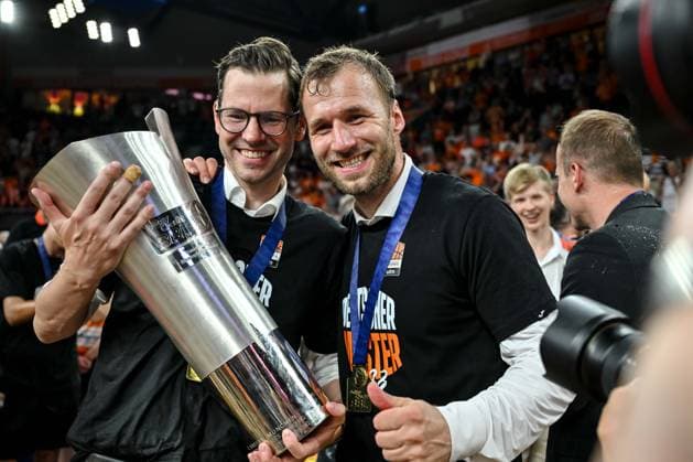 16.06.2023, ratiopharm Arena, Germany, Neu Ulm, ratiopharm ulm vs Telekom Baskets Bonn - Basketball Bundesliga- Playoffs Finale - Spiel 4, Sportdirektor Thorsten Leibenath (ratiopharm ulm) und Head Coach Anton Gavel (ratiopharm ulm) mit dem Pokal beim Meisterbild (Foto H. Langer, H. Langer) ratiopharm Arena Neu Ulm Germany *** 16 06 2023, ratiopharm Arena, Germany, Neu Ulm, ratiopharm ulm vs Telekom Baskets Bonn Basketball Bundesliga Playoffs Final Game 4, Sports Director Thorsten Leibenath ratiopharm ulm and Head Coach Anton Gavel ratiopharm ulm with the trophy at the championship picture Photo H Langer, H Langer ratiopharm Arena Neu Ulm Germany 541_ ULMVBON20230616_169 Langer-541