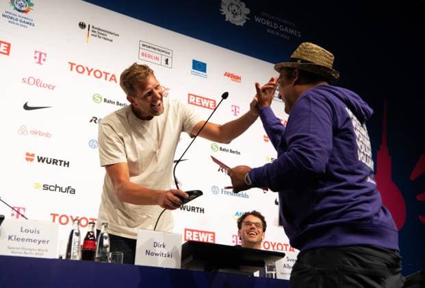 Sport Themen der Woche KW24 Sport Bilder des Tages Special Olympics 2023, Pressekonferenz, im Bild v.l. Ex-Basketballer Dirk Nowitzki hält wegen Tonproblemen einem Fragesteller (Volunteer) das Mikro und schlägt mit ihm ein, 17.06. 2023, *** Special Olympics 2023, press conference, in picture v l ex basketball player Dirk Nowitzki holds the microphone to a questioner volunteer because of sound problems and hits with him, 17 06 2023, Copyright: xSebastianxRäppold MatthiasxKochx