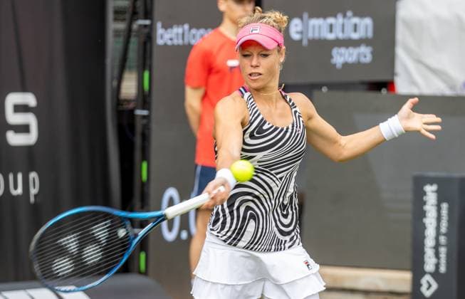 Berlin, 17.06.23, Tennis: Grass Court Championships Berlin im Steffi-Graf-Stadion. Damen, Einzel, Qualifikationsrunde, Seidel (Deutschland) - Siegemund (Deutschland). Laura Siegemund (Deutschland) retourniert den Ball an. bett1open 2023 - Grass Court Championships Berlin