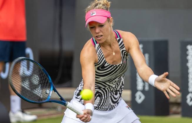 Berlin, 17.06.23, Tennis: Grass Court Championships Berlin im Steffi-Graf-Stadion. Damen, Einzel, Qualifikationsrunde, Seidel (Deutschland) - Siegemund (Deutschland). Laura Siegemund (Deutschland) retourniert den Ball an. bett1open 2023 - Grass Court Championships Berlin