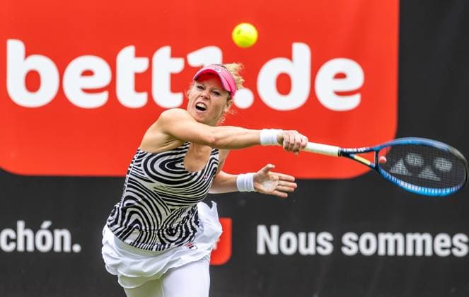 Berlin, 17.06.23, Tennis: Grass Court Championships Berlin im Steffi-Graf-Stadion. Damen, Einzel, Qualifikationsrunde, Seidel (Deutschland) - Siegemund (Deutschland). Laura Siegemund (Deutschland) retourniert den Ball an. bett1open 2023 - Grass Court Championships Berlin