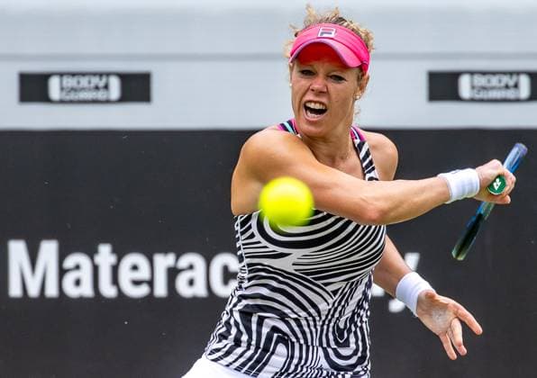 Berlin, 17.06.23, Tennis: Grass Court Championships Berlin im Steffi-Graf-Stadion. Damen, Einzel, Qualifikationsrunde, Seidel (Deutschland) - Siegemund (Deutschland). Laura Siegemund (Deutschland) retourniert den Ball an. bett1open 2023 - Grass Court Championships Berlin