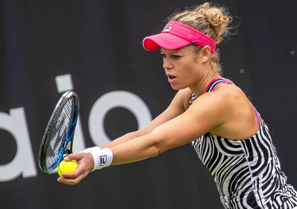 Berlin, 17.06.23, Tennis: Grass Court Championships Berlin im Steffi-Graf-Stadion. Damen, Einzel, Qualifikationsrunde, Seidel (Deutschland) - Siegemund (Deutschland). Aufschlag von Laura Siegemund (Deutschland). bett1open 2023 - Grass Court Championships Berlin