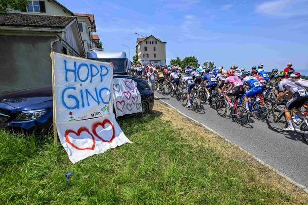 Bilder des Jahres 2023, Sport 06 Juni Sport Themen der Woche KW24 Sport Bilder des Tages WEINFELDEN, SWITZERLAND - JUNE 17 : Illustration picture of the peloton with a remembrance message for Mader Gino (SUI) of Bahrain - Victorious during stage 7 of the 86th edition of the 2023 Tour de Suisse cycling race 2.UWT, a stage of 180 kms with start in Tubach and finish in Weinfelden on June 17, 2023 in Weinfelden, Switzerland, 17 06 2023 ( Motordriver Kenny Verfaillie - Tour de Suisse 2023 - Stage 7 PhotoNews Panoramic 