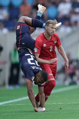 Sport Themen der Woche KW24 Sport Bilder des Tages Fussball EM Qualifikation 2022 - 2023 17.06.2023, Fussball Länderspiel, Laenderspiel, EM Qualifikation, 2022-2023, Gruppe J, Spieltag 2, Luxemburg, Stade de Luxembourg, Luxemburg (LUX) - Liechtenstein (LIE) vl: Marvin Martins (Luxemburg - 22) - Maximilian Göppel, Goeppel (Liechtenstein 3) - kurios, spektakulaer *** European Football Championship Qualification 2022 2023 17 06 2023, international football match, European Championship Qualification, 2022 2023, Group J, Matchday 2, Luxembourg, Stade de Luxembourg, Luxembourg LUX Liechtenstein LIE vl Marvin Martins Luxembourg 22 Maximilian Göppel, Goeppel Liechtenstein 3 curios, spectacular 