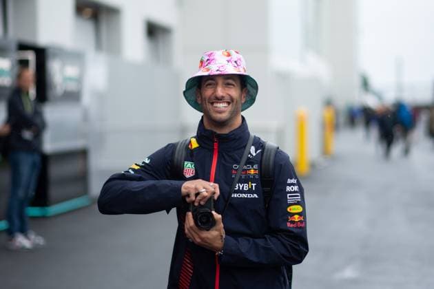 Daniel Ricciardo (AUS, Oracle Red Bull Racing, 03) mit Leica Kamera in der Hand, CAN, Formel 1 Weltmeisterschaft, Grand Prix von Kanada, Circuit de Gilles Villeneuve Montreal, Ankunft der Fahrer, 17.06.2023 CAN, Formel 1 Weltmeisterschaft, Grand Prix von Kanada, Circuit de Gilles Villeneuve Montreal, Ankunft der Fahrer, 17.06.2023 Montreal Copyright: xEibner Memmlerx EP_MMR
