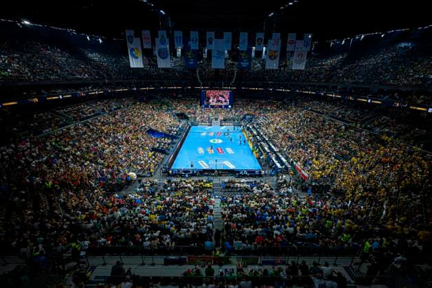 Koeln, Deutschland 17. Juni 2032: Handball EHF CL Final4 - 22 23 - Halbfinale - SC Magdeburg - Barca Übersicht Fankurve Fans Fanblock Lanxess Arena, Featurebild, Lichtshow Koeln Lanxess Arena Nordrhein-Westfalen Deutschland