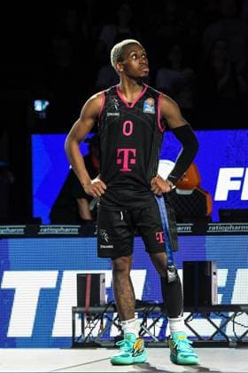 GER, BBL, Playoffs, ratiopharm Ulm vs Telekom Baskets Bonn 16.06.2023, ratiopharm arena, Neu-Ulm, GER, BBL, Playoffs, ratiopharm Ulm vs Telekom Baskets Bonn, im Bild TJ Shorts II (Bonn, 0), Enttaeuschung bei der Siegerehrung