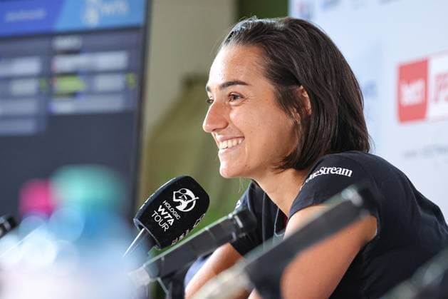 Pressekonferenz Carolina GARCIA, neben Journalisten und Kinder vom Kids-Fan-Fest des LTTC Rot-Weiß, bett1open presented by ecotrans Group, Berlin, LTTC Rot-Weiß Berlin, 18.06.2023, Copyright: xClaudioxGärtnerx