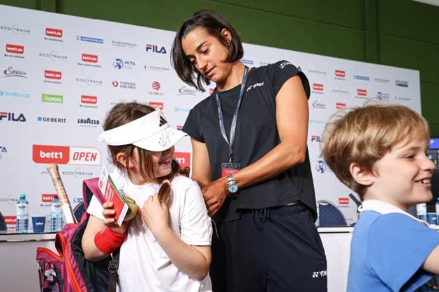 Pressekonferenz Carolina GARCIA, neben Journalisten und Kinder vom Kids-Fan-Fest des LTTC Rot-Weiß, bett1open presented by ecotrans Group, Berlin, LTTC Rot-Weiß Berlin, 18.06.2023, Copyright: xClaudioxGärtnerx
