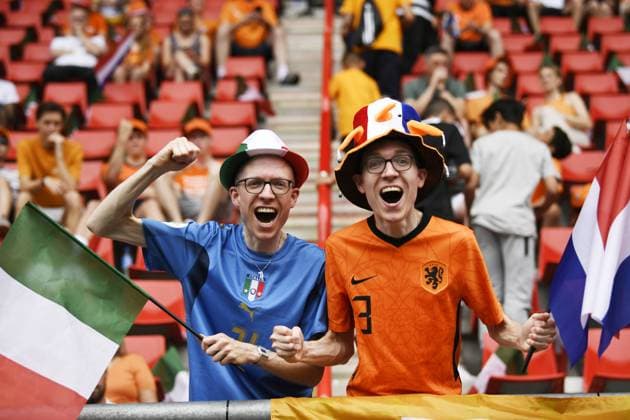 Fußball, Nations League, Spiel um Platz 3, Niederlande - Italien Foto Fabio Ferrari LaPresse 18 Giugno 2023 - Enschede, Paesi Bassi - calcio - Olanda v Italia- Uefa Nations League - Finale 3 4 posto - FC Twente Stadion-Enschede. Nella foto: tifosi June 18, 2023 Enschede, Netherland - sport, calcio - Netherland v Italy - Uefa Nations League - Final 3 4 place - FC Twente Stadion-Enschede. In the pic: supporters  Copyright: xFabioxFerrari LaPressex
