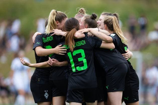 Sarah Schmitz (Borussia Moenchengladbach) bejubelt den Treffer zum 0:2 mit Mizuho Kato (Borussia Moenchengladbach) und anderen Mitspielerinnen, SV Elversberg vs Borussia Moenchengladbach, Fussball, Damen, Aufstiegsrelegation, Saison 2022 2023, 18.06.2023 SV Elversberg vs Borussia Moenchengladbach, Fussball, Damen, Aufstiegsrelegation, Saison 2022 2023, 18.06.2023