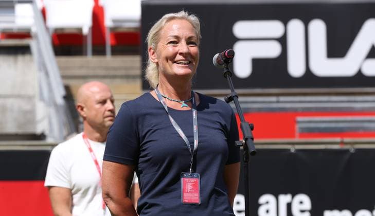 Turnierdirektorin Barbara Rittner hält Begrüßungsrede, Centre Court auf der Tennisanlage des LTTC Rot Weiss e.V. Steffi Graf Stadion Tennis bett1 open WTA, Tennis Damen 500 Turnier auf Rasen Damen Saison 2022 2023 18.06.2023