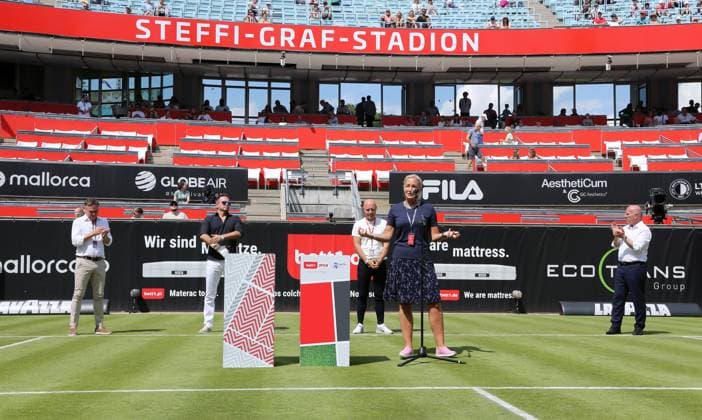 Turnierdirektorin Barbara Rittner hält Begrüßungsrede, Centre Court auf der Tennisanlage des LTTC Rot Weiss e.V. Steffi Graf Stadion Tennis bett1 open WTA, Tennis Damen 500 Turnier auf Rasen Damen Saison 2022 2023 18.06.2023