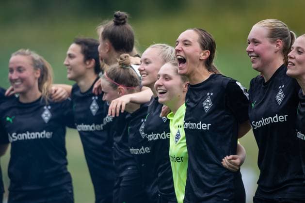 Sarah Schmitz (Borussia Moenchengladbach) und ihre Mitspielerinnen feiern den Aufstieg, SV Elversberg vs Borussia Moenchengladbach, Fussball, Damen, Aufstiegsrelegation, Saison 2022 2023, 18.06.2023 SV Elversberg vs Borussia Moenchengladbach, Fussball, Damen, Aufstiegsrelegation, Saison 2022 2023, 18.06.2023