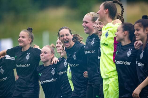 Sarah Schmitz (Borussia Moenchengladbach) und ihre Mitspielerinnen feiern den Aufstieg, SV Elversberg vs Borussia Moenchengladbach, Fussball, Damen, Aufstiegsrelegation, Saison 2022 2023, 18.06.2023 SV Elversberg vs Borussia Moenchengladbach, Fussball, Damen, Aufstiegsrelegation, Saison 2022 2023, 18.06.2023