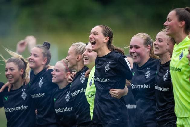 Die Gladbacher Spielerinnen feiern den Aufstieg, SV Elversberg vs Borussia Moenchengladbach, Fussball, Damen, Aufstiegsrelegation, Saison 2022 2023, 18.06.2023 SV Elversberg vs Borussia Moenchengladbach, Fussball, Damen, Aufstiegsrelegation, Saison 2022 2023, 18.06.2023